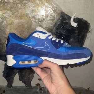 air max 90 SE signal blue with gold badge